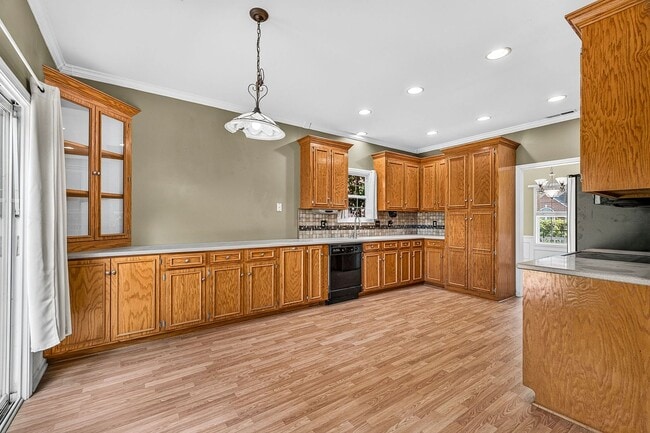 Building Photo - 8727 Evangeline Dr