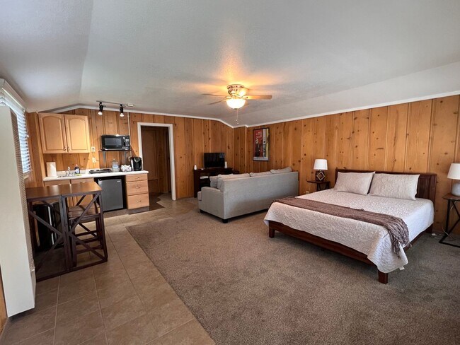 Building Photo - 520-520 Sycamore Ave