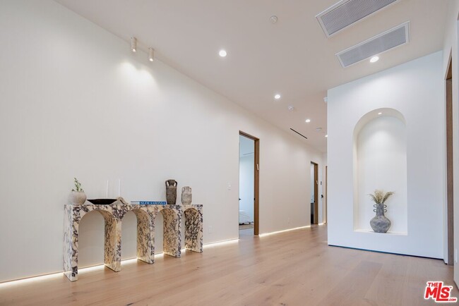 Building Photo - 4703 Saloma Ave