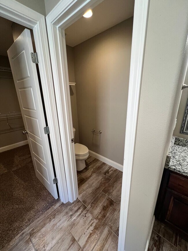 Building Photo - 4 Bedroom | 2 Bathroom | 3 Car Garage| Springfield MO | Fire Place | Covered patio!