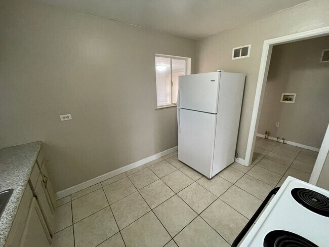 Building Photo - 3 Bed 1 Bath Ranch in North Park Hill! (Av...