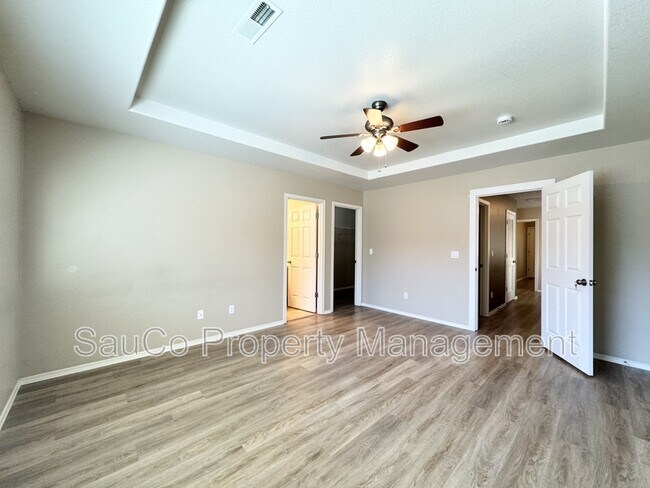 Building Photo - 4572 SE Olivewood St