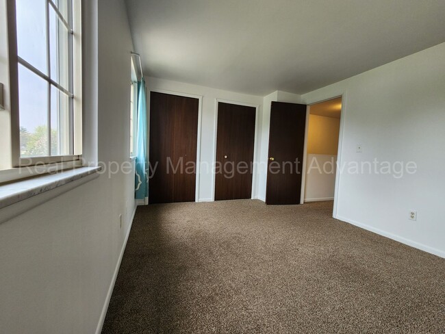 Building Photo - Renovated and Super Clean 2 Bed/1.5 Bath C...