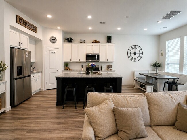 Building Photo - 17111 Crimson Crest Dr