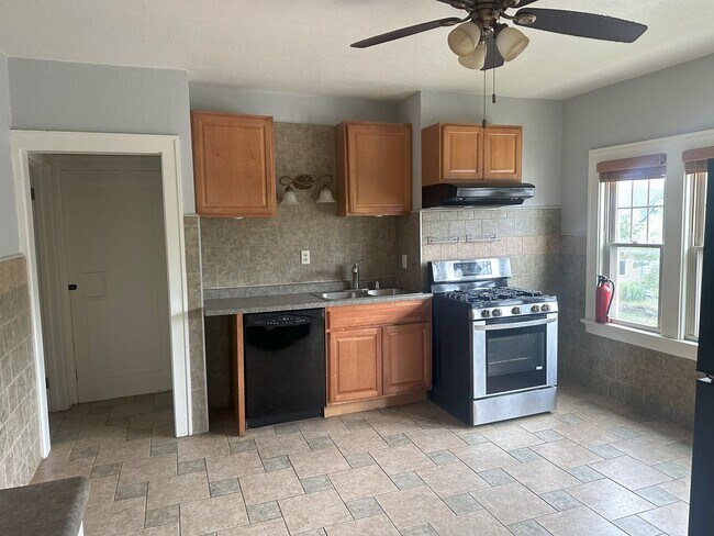 Building Photo - 1645-1647 N Astor St