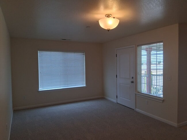 Building Photo - Cute, clean 2 bedroom upstairs apartment with patio.
