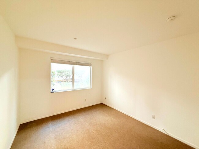 Building Photo - Fantastic 2 Bed 2 Bath Condo Partially Fur...