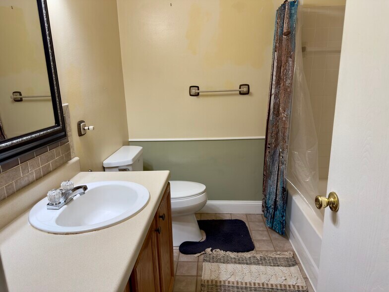 Building Photo - 20037 Village Green Ct