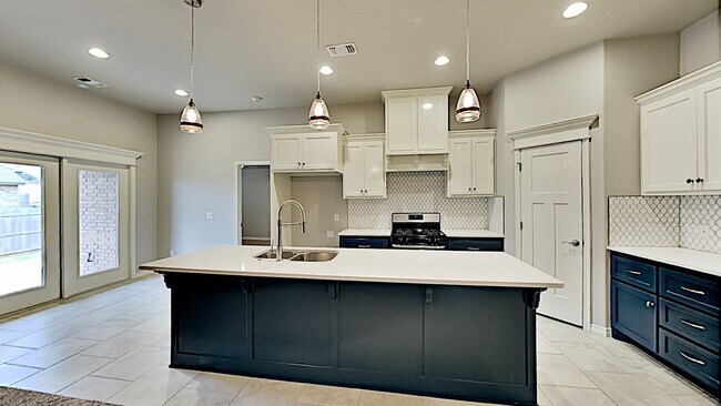 Building Photo - 4 Bedroom 2 Bathroom 2 Car Garage Home with Storm Shelter in East Edmond