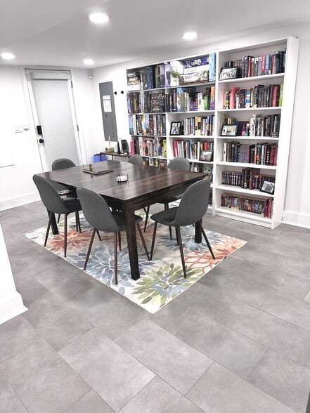 Building Photo - 1427 Parkwood Pl NW