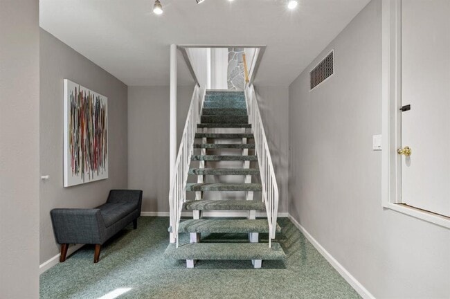 Building Photo - 30 Knollcrest Rd