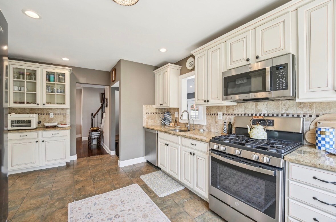 Building Photo - 525 Ramapo Ave