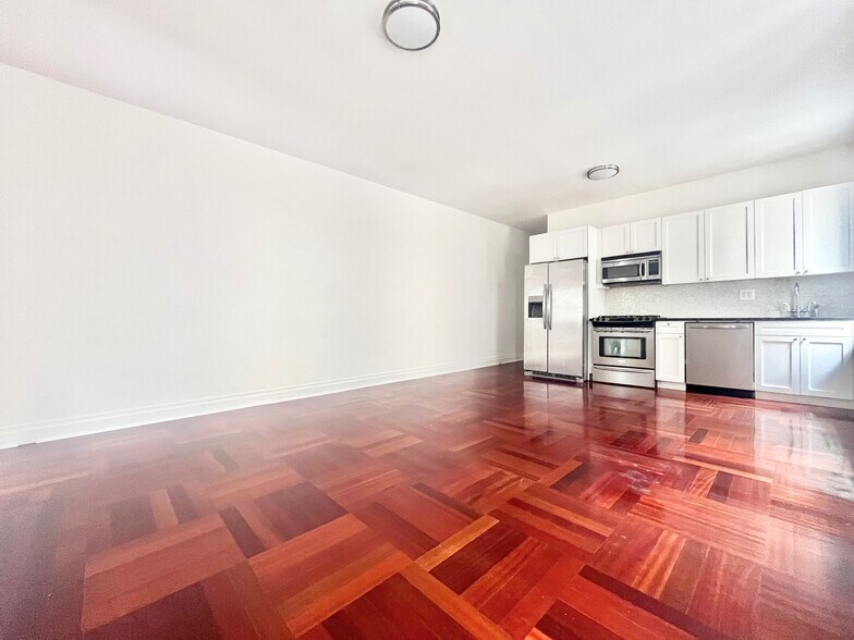 Building Photo - 607 W 137th St