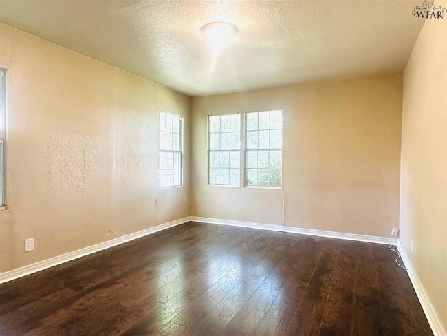 Building Photo - 2407 Carrigan Ave