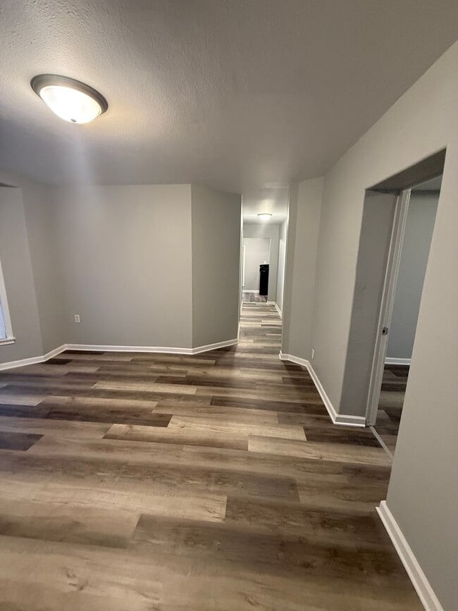 Building Photo - 406 S Oak St