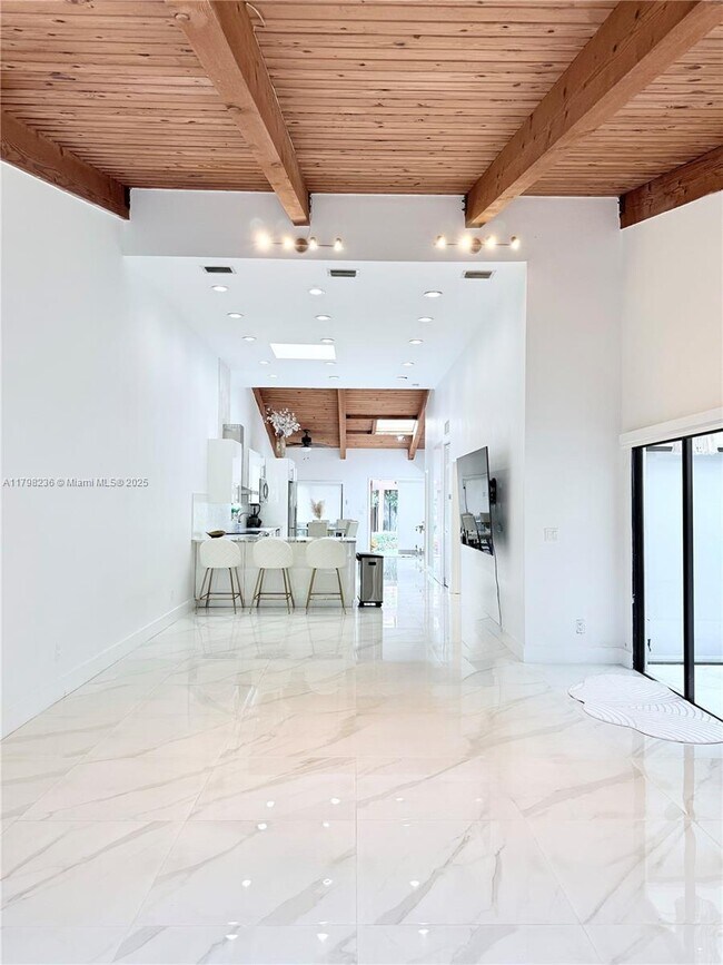 Building Photo - 2751 Parkview Dr S