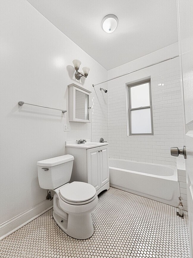 Building Photo - Large 2-bed/2-bath Apartment With Updated Kitchen and Large Living Room