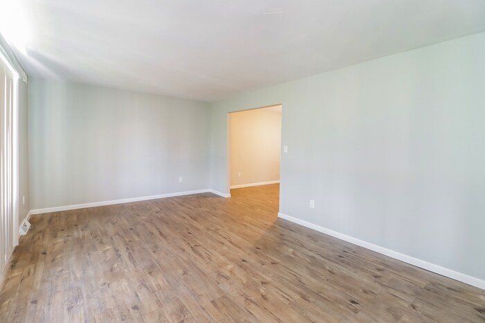 Building Photo - 3841 Hollybrook Dr