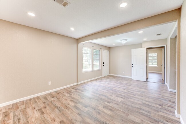 Building Photo - 305 Yaupon St