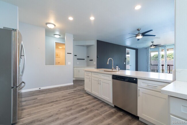 Building Photo - Spacious, Clean, Renovated 2BR/2BA/2Pkg in...