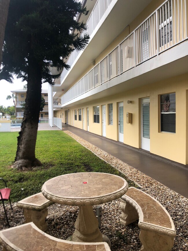 1st floor walkway - 4900 Bayview Dr