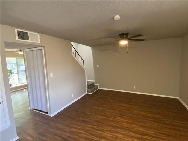 Building Photo - Very Large 2/2.5 Townhome with covered parking
