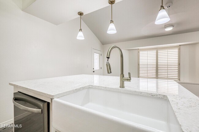 Building Photo - 5733 Saplinas Rd