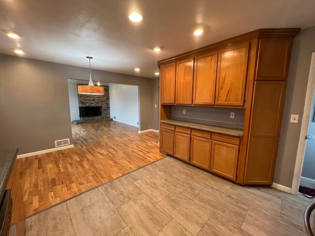 Building Photo - Spacious 4 Bedroom, 2 Bathroom Home on the...