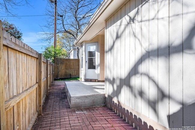 Building Photo - 963 River Rock