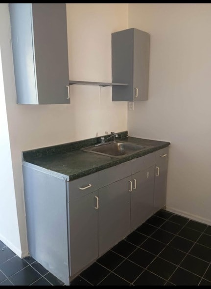 Building Photo - 422 St Pauls Ave