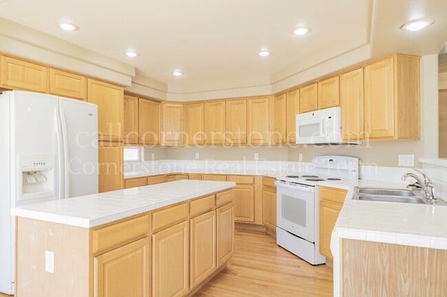 Building Photo - 3305 Hollycrest Dr