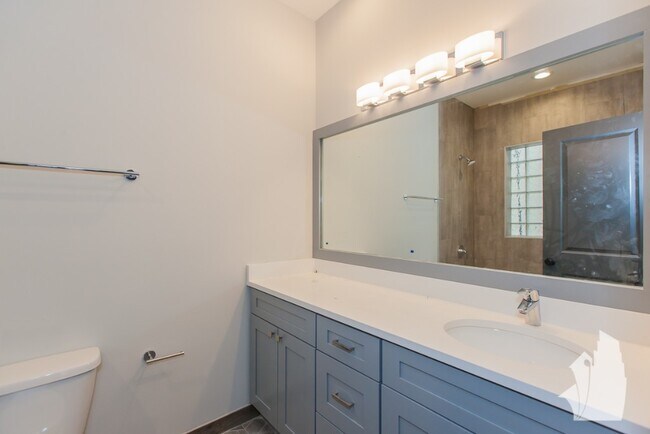 Building Photo - 2737 N Wayne Ave