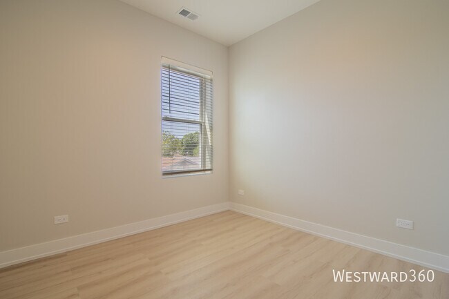 Building Photo - 1546 N Homan-3