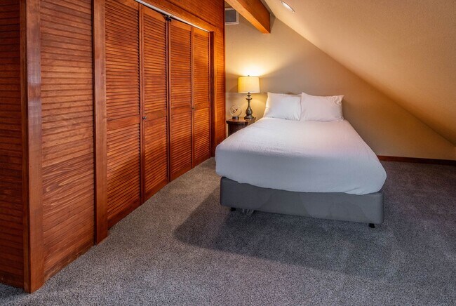 Building Photo - Large spectacular home with all the bells and whistles