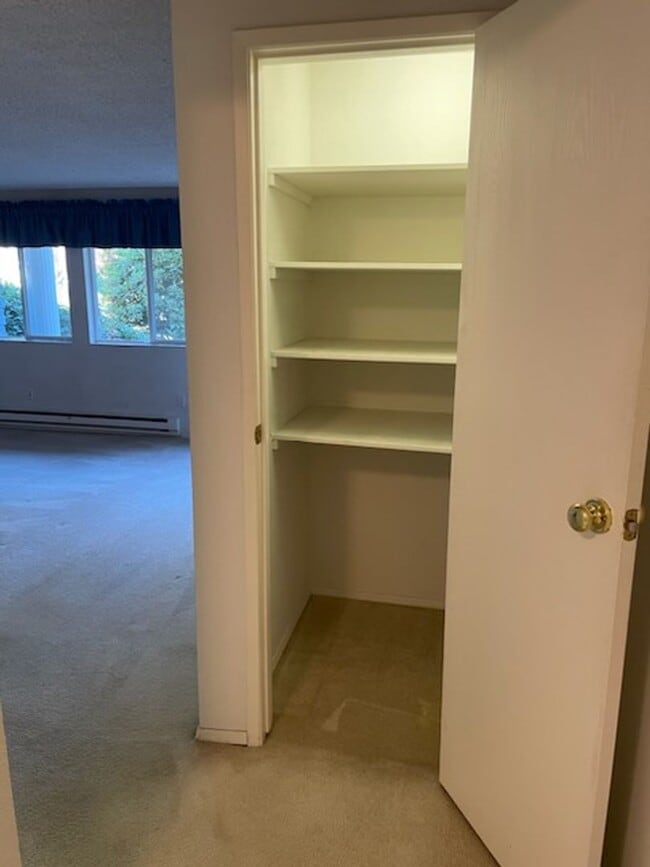 Building Photo - University Place Ground Floor Apartment Ho...