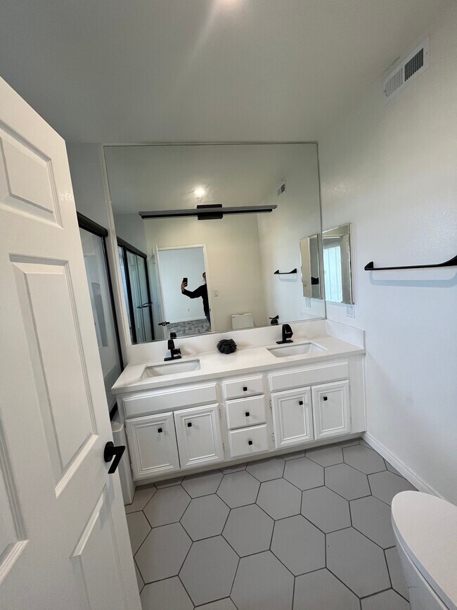 Building Photo - 5260 Premiere Hls Dr