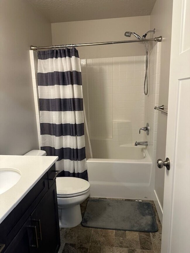 Building Photo - Amazing 3 bed, 2.5 bath with 2 car garage townhome!