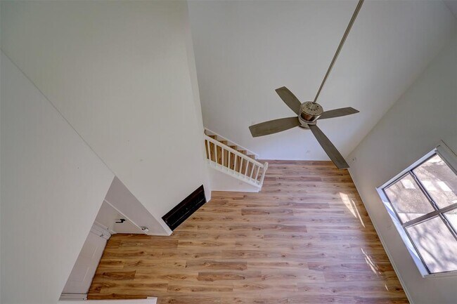 Building Photo - 512 Eberhart Ln