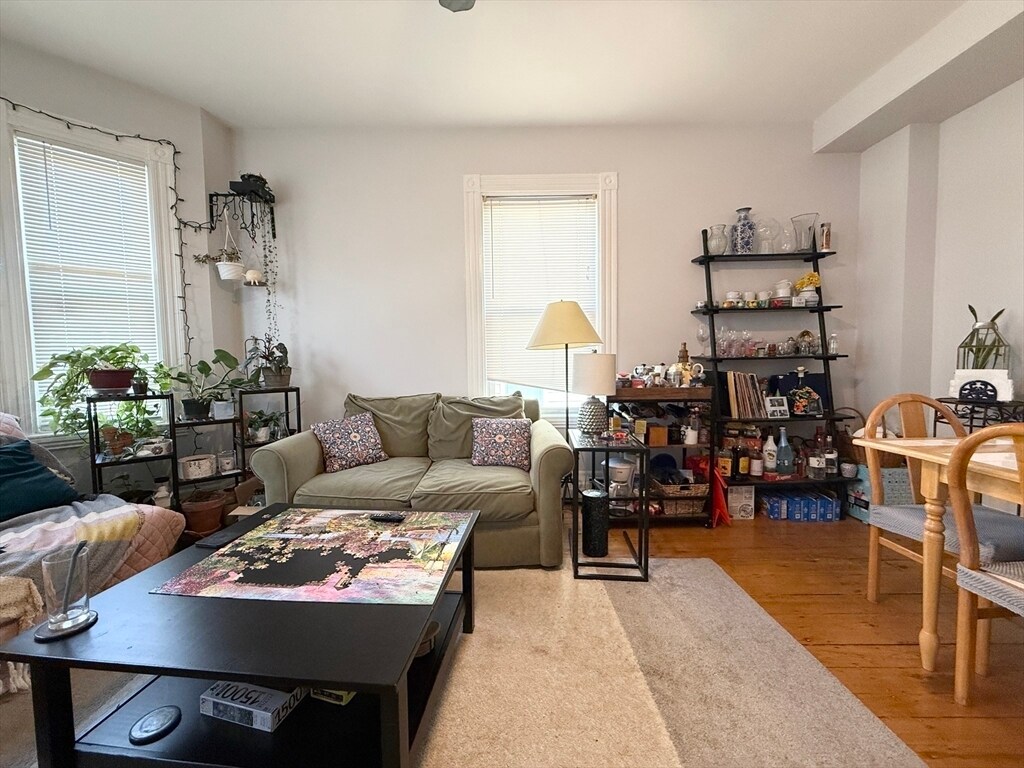 Building Photo - 256 Elm St