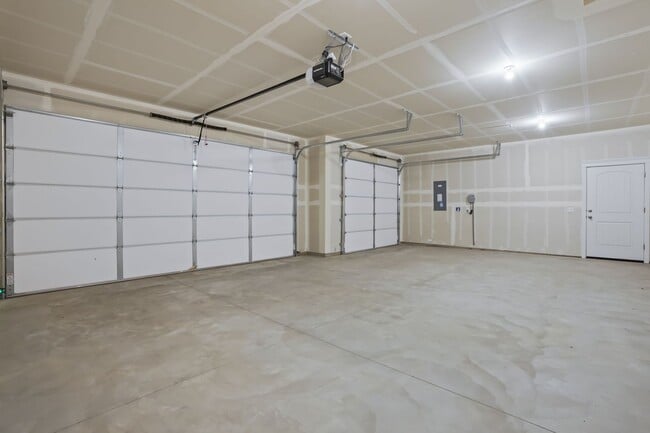 Building Photo - NEWER - BEAUTIFUL 3BD/2.5BA HOME + OFFICE or 4TH BEDROOM