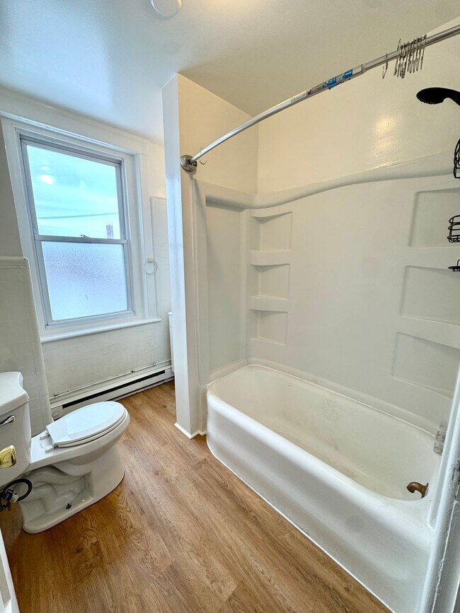 Building Photo - 819 E 5th St