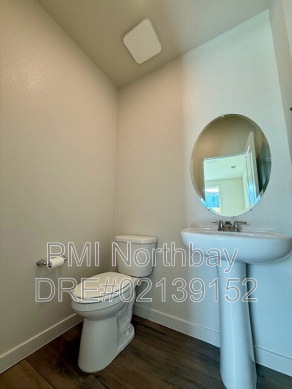 Building Photo - 109 Clownfish St