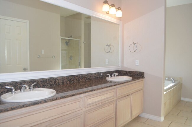 Building Photo - YOUR COASTAL PARADISE AWAITS!