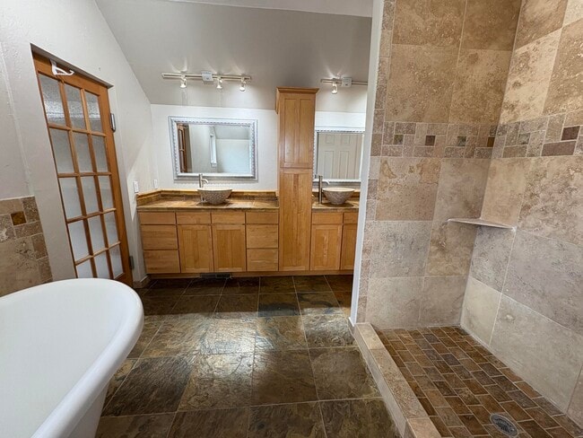 Building Photo - 8612 Eagle Rock Ave NE