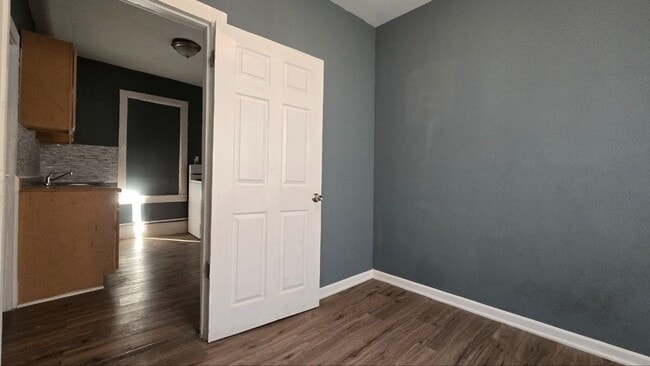 Building Photo - 3BR Single-Family Home with Basement & Off-Street Parking