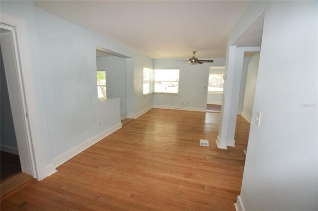 Building Photo - 2212 Hoffner Ave