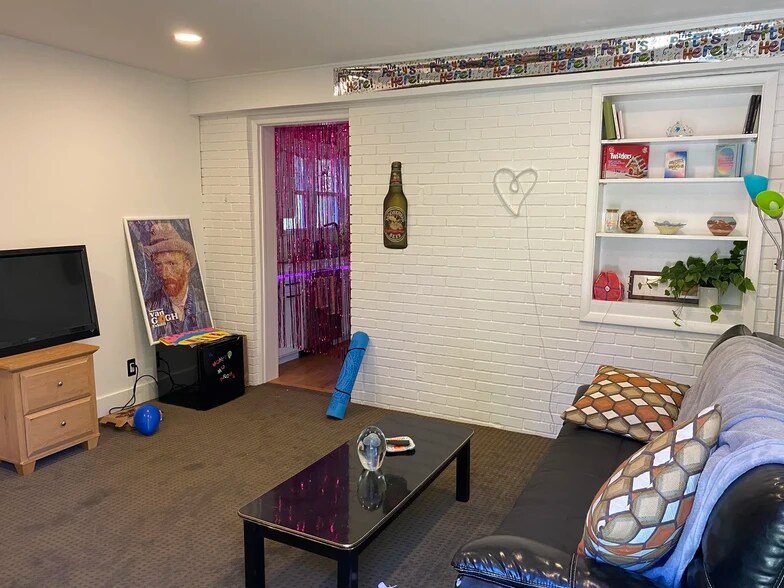 Building Photo - 512 S Eagleson Ave