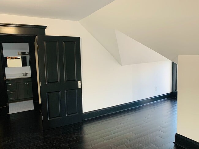 Building Photo - 3 Bedroom 2.5 Bath Just Steps from Franklin Park!!
