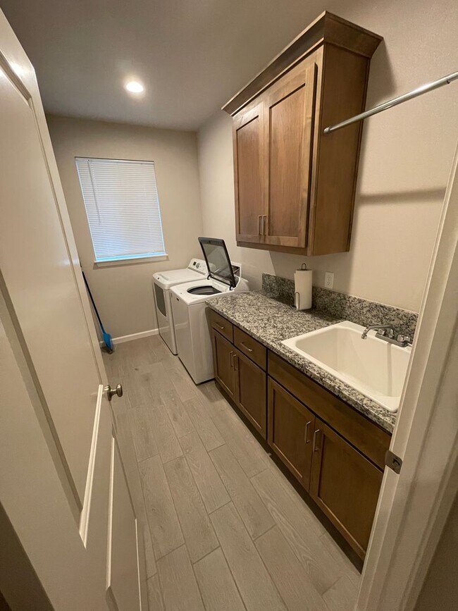 Building Photo - Chico 3 bed 2 bath luxury Belvedere neighborhood, 1800 sqft living space