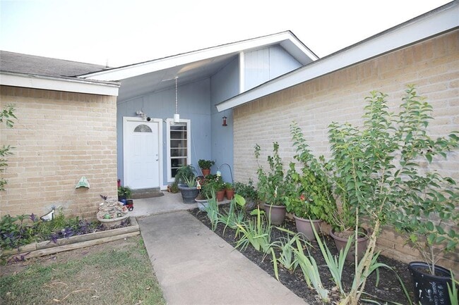 Building Photo - 204 Deerfield Park Dr